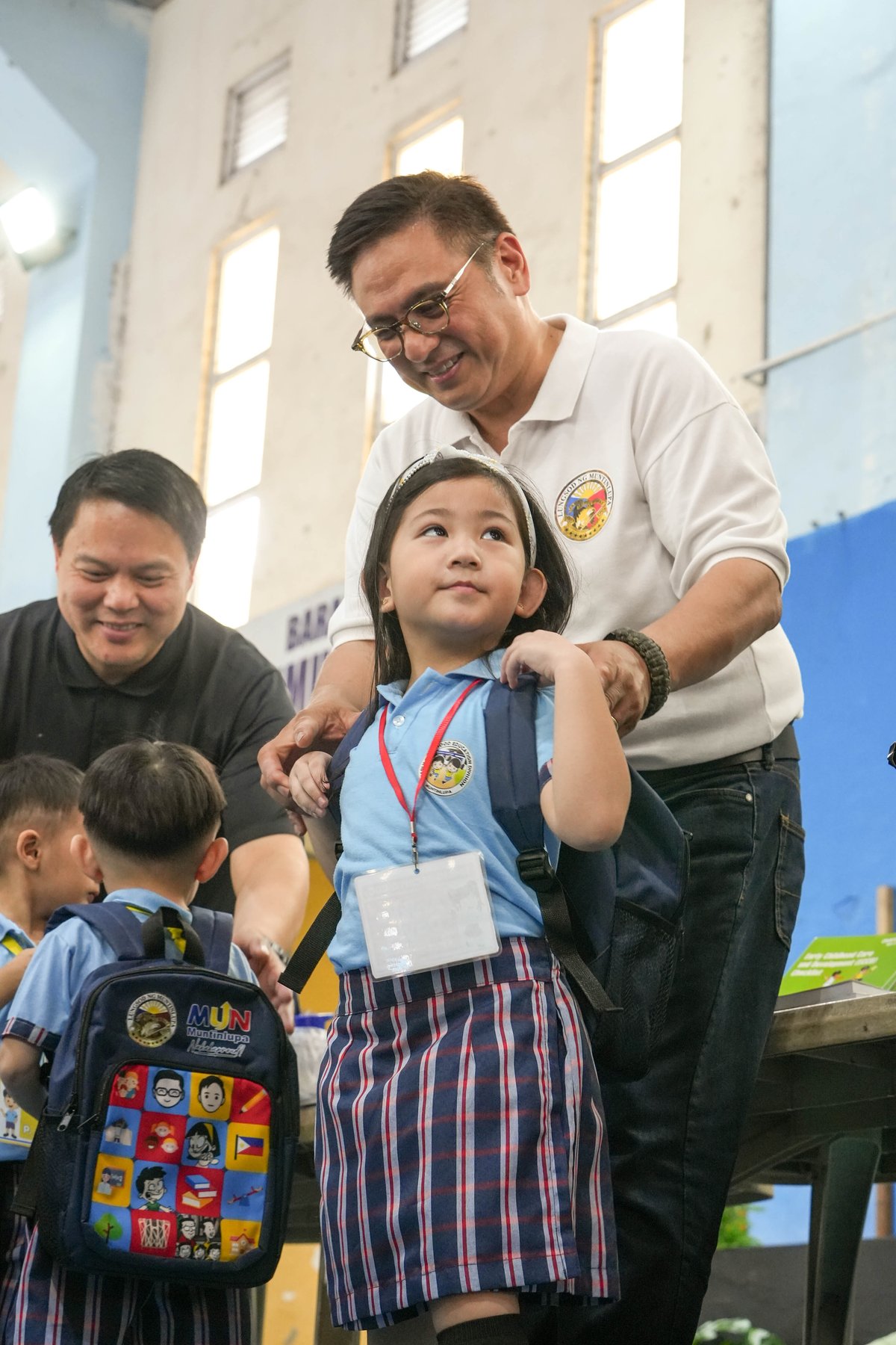 Mayor Biazon distributes free school supplies to early childhood students.
