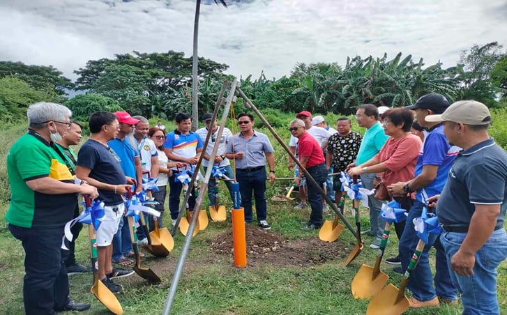 Mayor Eduard Siena (center) leads the capsule-laying for the construction of the new Buenavista Public Market. He prides in the abundance of fresh agricultural and aquatic harvests in his town that can be made available to neighboring areas in a clean and orderly place of trade and commerce.