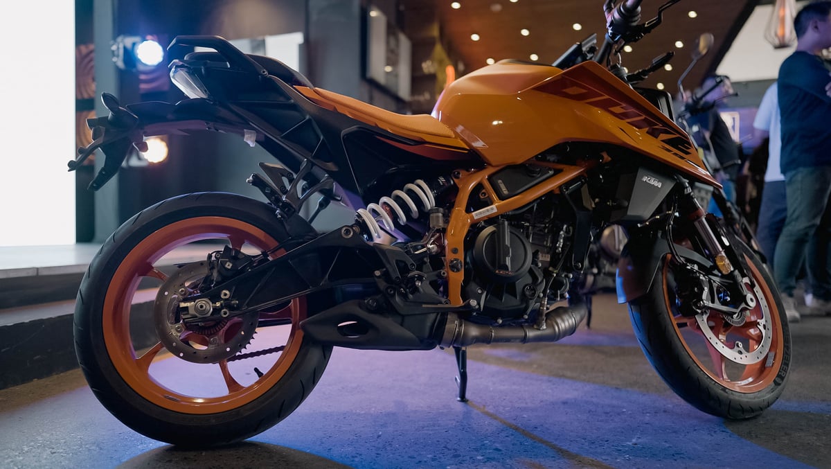 The all-new KTM 390 Duke flexes its aggressive stance and bold design.