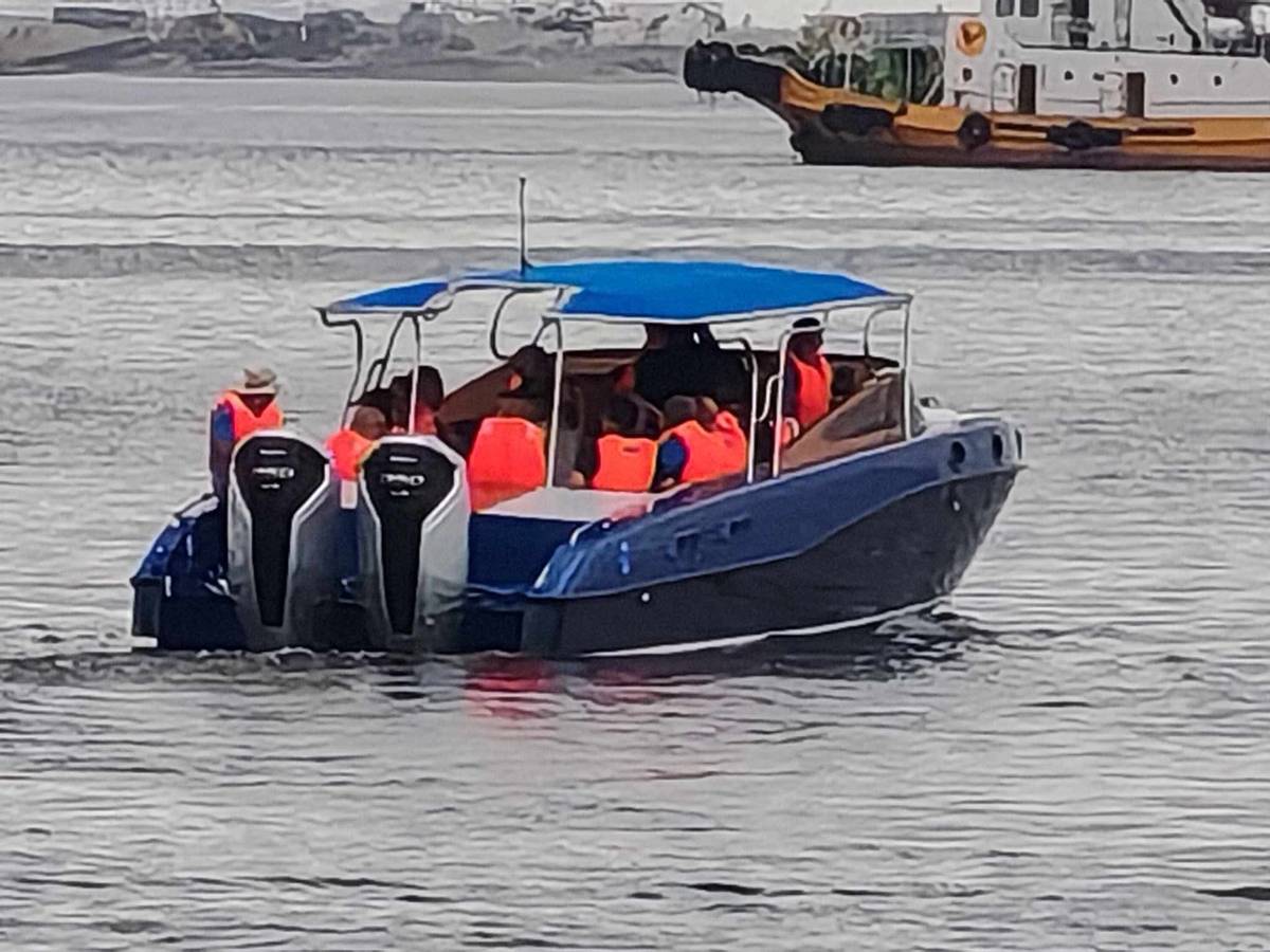 HONDA BF350 outboard engines power a boat, takes passengers on a test ride during the Philippine launch event.