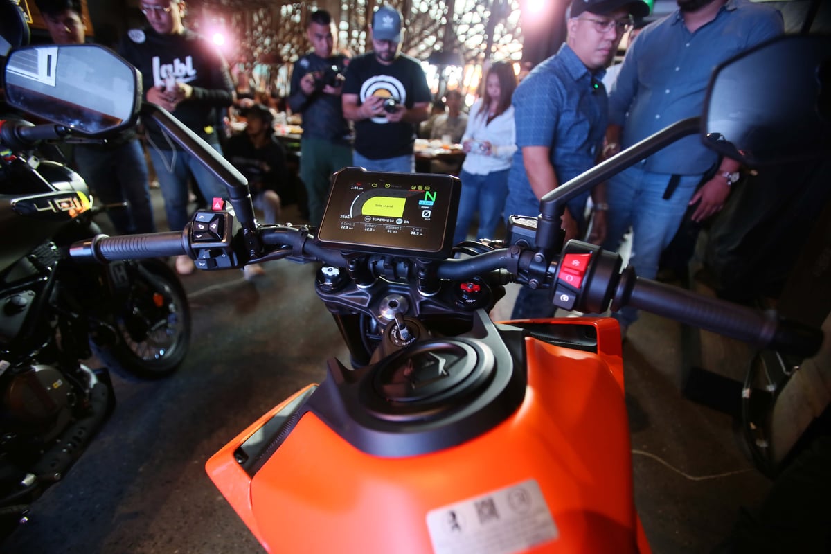 The new TFT display on the KTM 390 Duke gives drivers access to state-of-the-art connection and control.