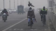 Delhi bans old cars from refueling