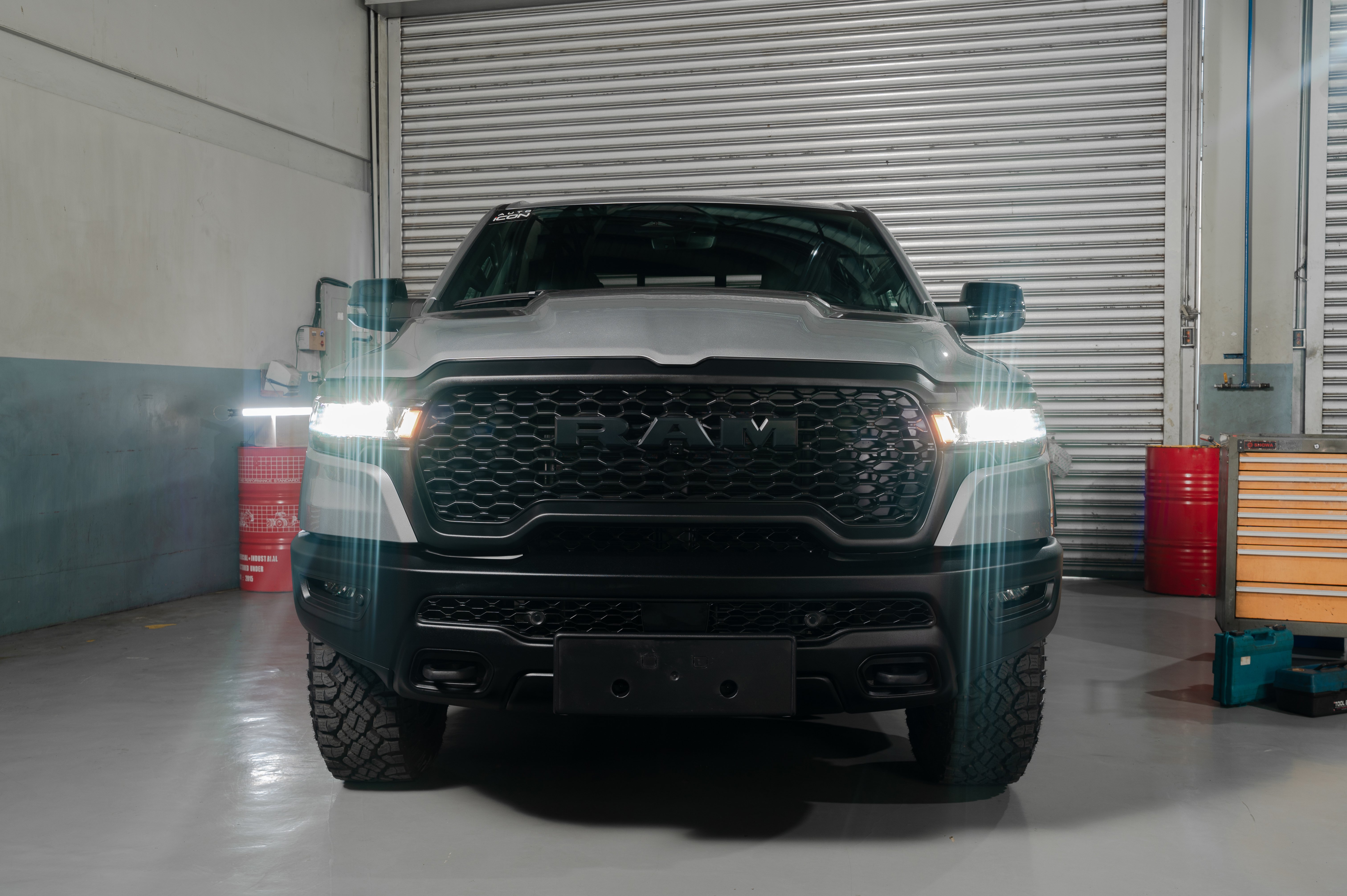 With its aggressive grille and all-LED lighting, the Ram 1500 Rebel commands attention.