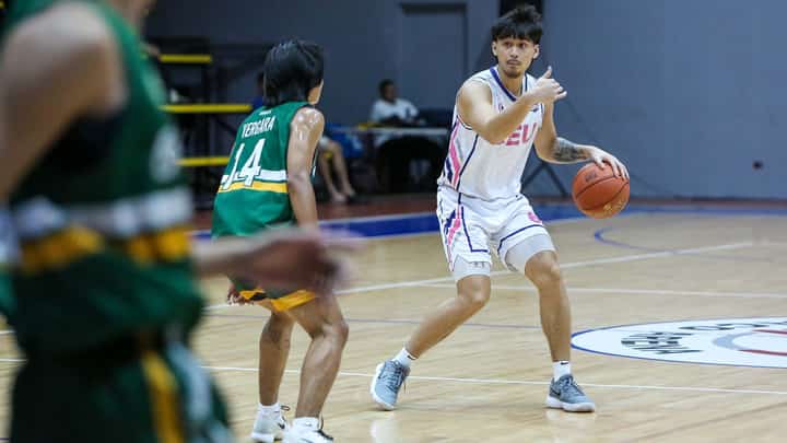 DYLAN Darbin sizzles with 39 points to lead Centro Escolar University to a 98-92 double-overtime win over Olivarez College in the UCAL-PGFlex Linoleum 7th Season men’s basketball game on Monday.