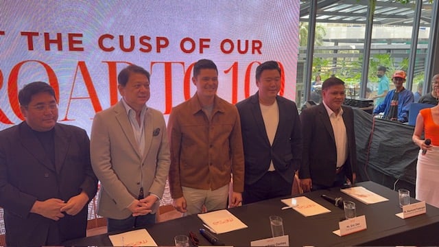 Dantes (middle) with Mesa Philippines officials.