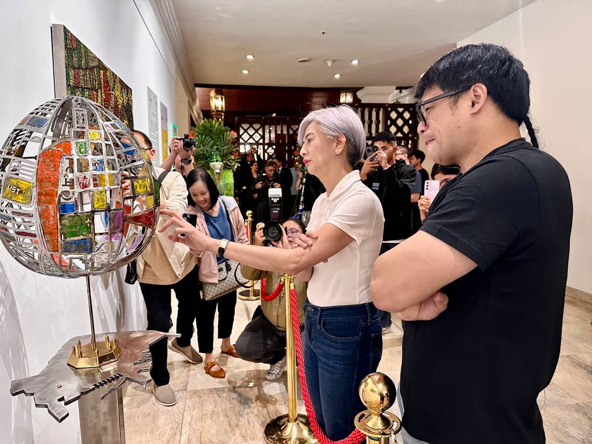 The two City of Manila top officials inspect the artworks during 
the opening night.