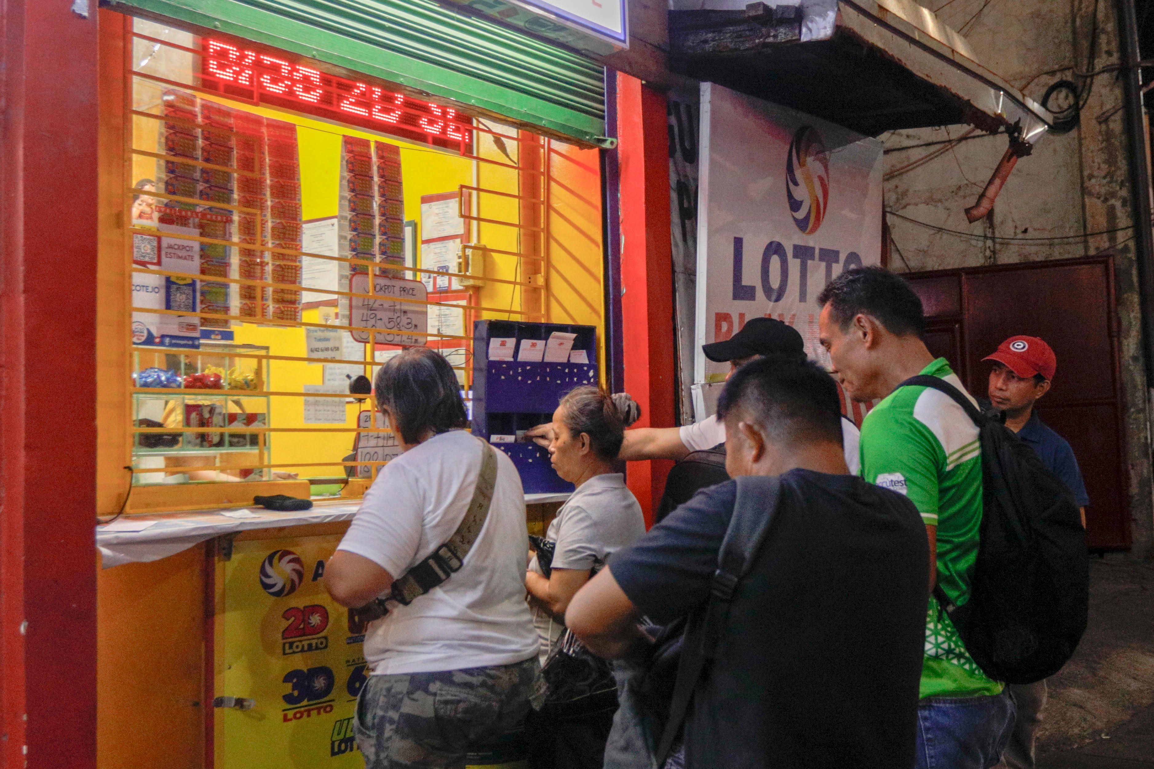 Cebu bettor claims P109-M SuperLotto jackpot