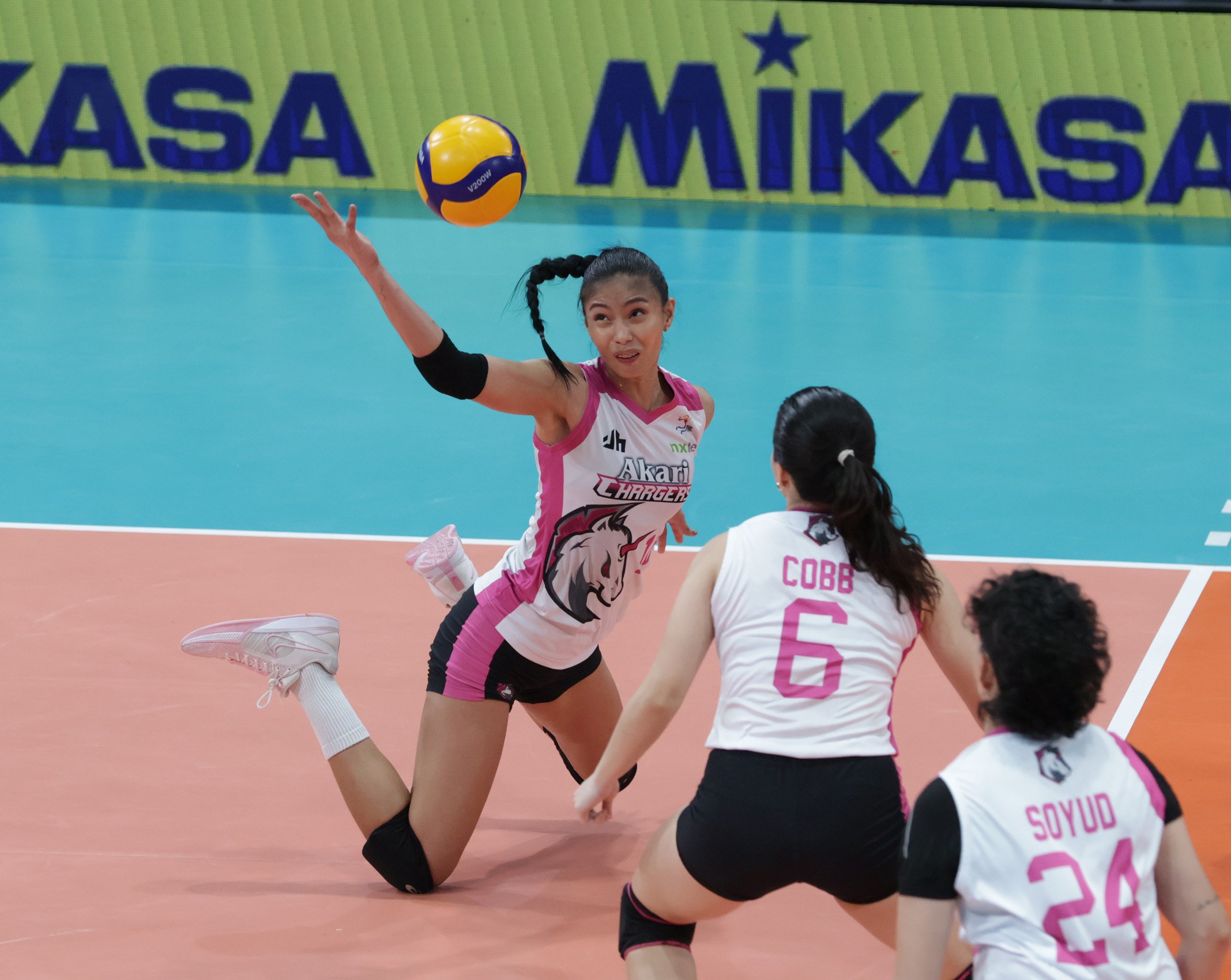 LET THERE BE LIGHT: Akari fights from brink, frustrates Farm Fresh for quarters slot