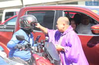 On Wednesday, 5 March 2025, a United Methodist Church pastor placed ash on the foreheads of passing motorists and commuters at Kamuning Road corner EDSA in Quezon City in observance of Ash Wednesday.