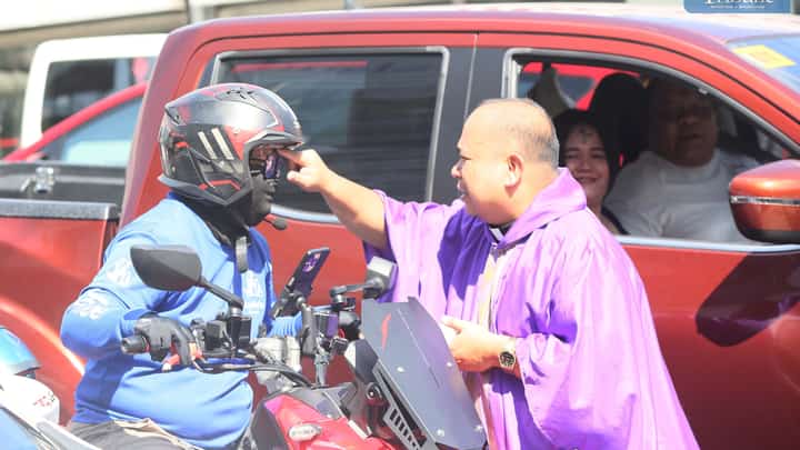 On Wednesday, 5 March 2025, a United Methodist Church pastor placed ash on the foreheads of passing motorists and commuters at Kamuning Road corner EDSA in Quezon City in observance of Ash Wednesday.