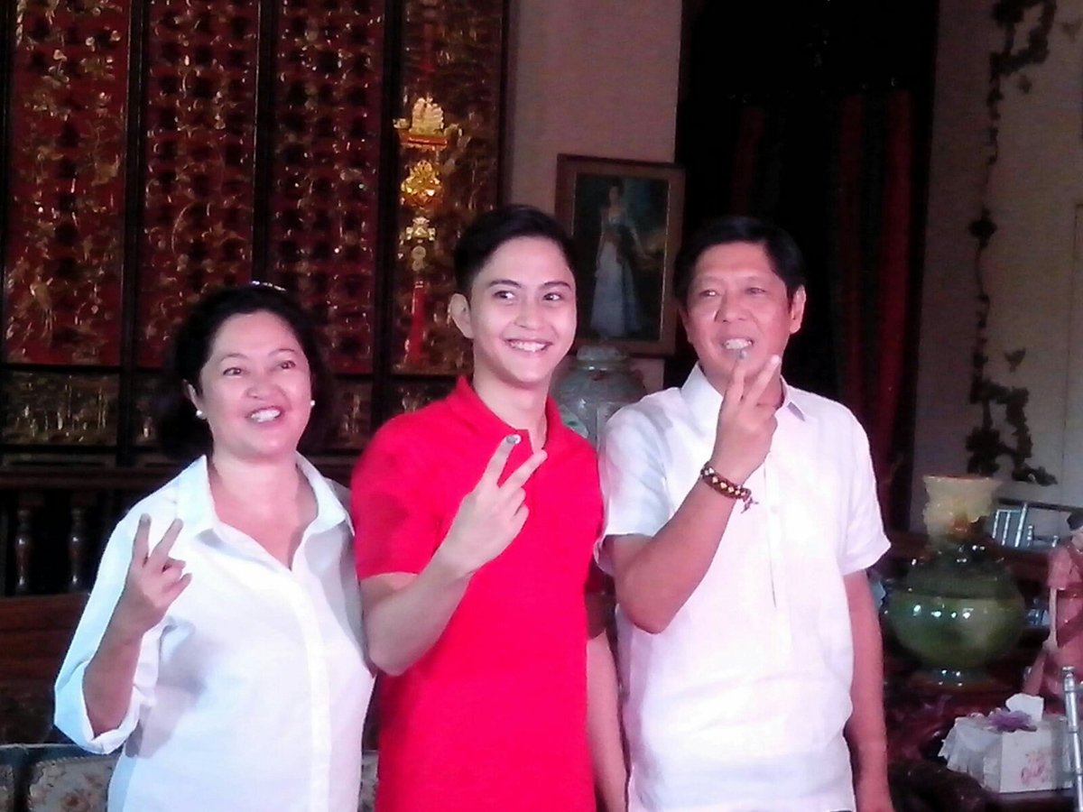 The First Family flashes the victory sign for Alyansa Duterte-Bongbong (ALDUB) on 9 May 2016 at their ancestral home in Batac, Ilocos Norte.