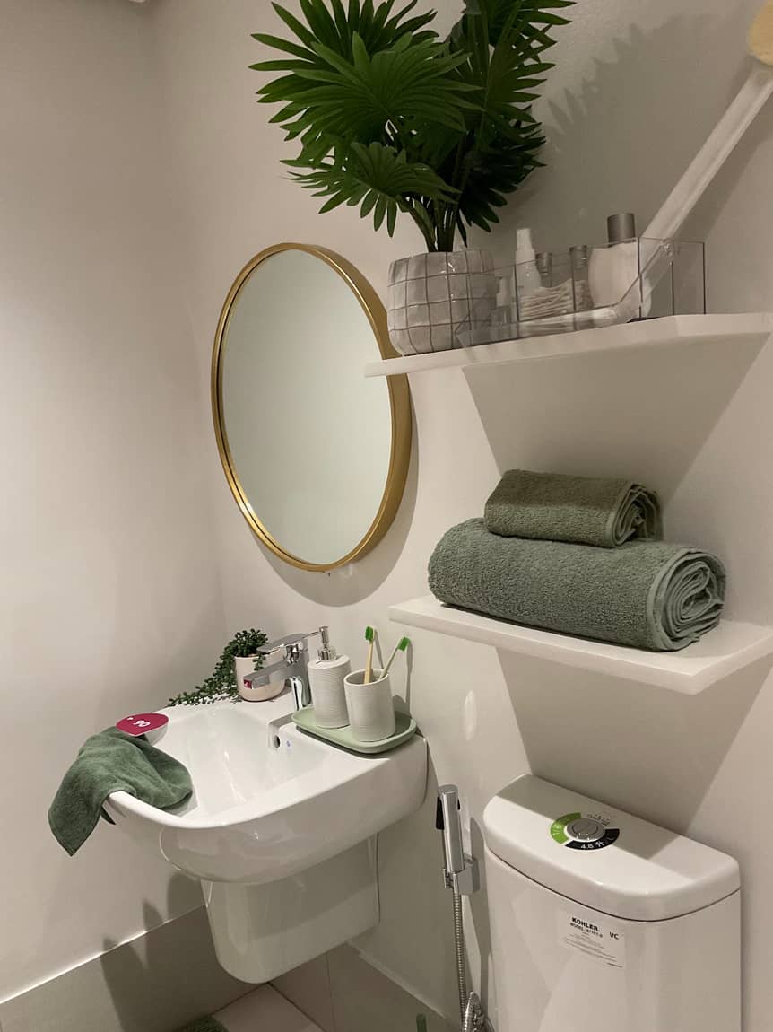 Round wall mirror.