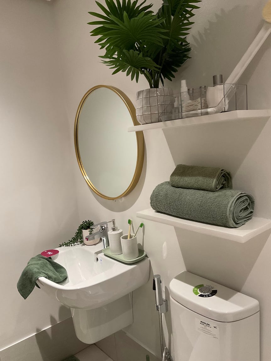 Round wall mirror.