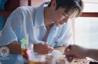 Seo In Guk immersed himself in the local culture, sampling sinigang and sisig, two Filipino dishes known for their bold flavors.