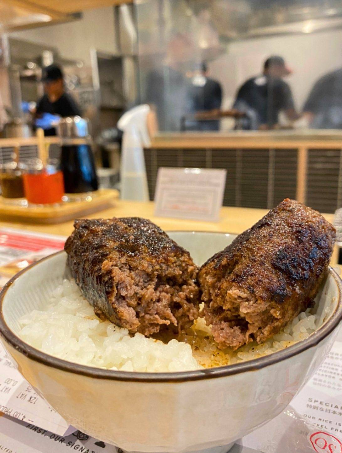 Hamburg Yoshi's hamburg steak is unmatched in flavor and quality thanks to the charcoal grill.