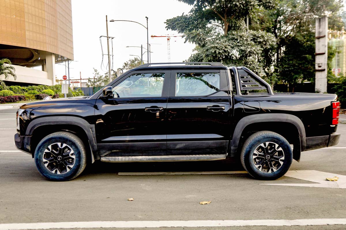 Dressed in Cosmos Black, the BYD Shark 6 DMO exudes a commanding presence with its bold design and rugged stance.