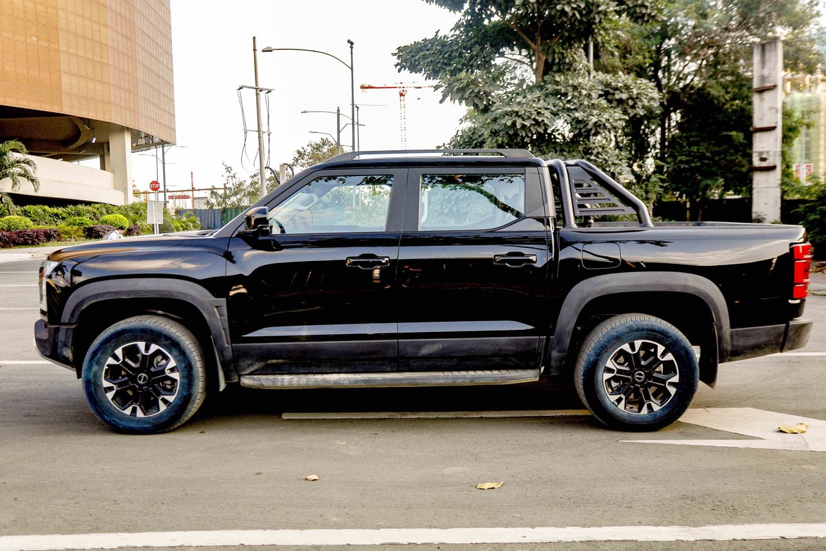 Dressed in Cosmos Black, the BYD Shark 6 DMO exudes a commanding presence with its bold design and rugged stance.