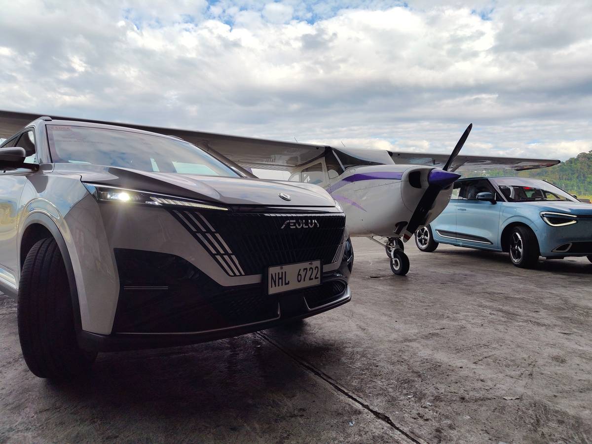 From the bold presence of the Aeolus Huge to the futuristic charm of the Nanobox, Dongfeng’s lineup stands tall beside an aircraft.