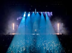 Keshi praises Filipinos for singing prowess at MOA concert