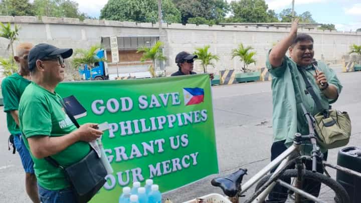 Ranque (with cap) during the 23 February "God Bless the Philippines" prayer rally near People Power monument along EDSA, Quezon City.