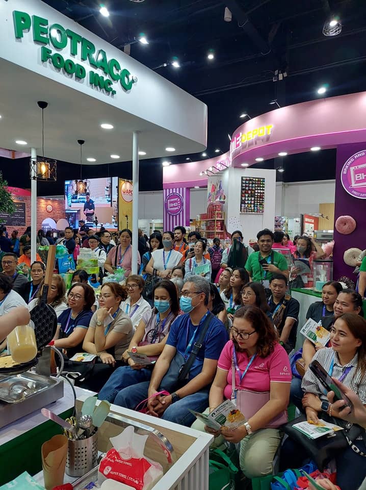 The crowd watching Chef Jackie Ang Po’s demo.