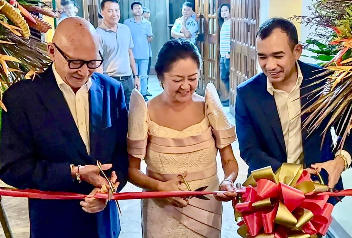 Ernesto Escaler, First Lady Liza Araneta-Marcos and Jaime Ponce de Leon.