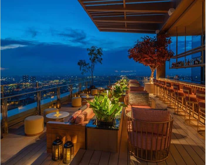 Blending the sultry hues of the night with the glittering lights of the city below, Skybar unfolds an atmosphere of irresistible allure.