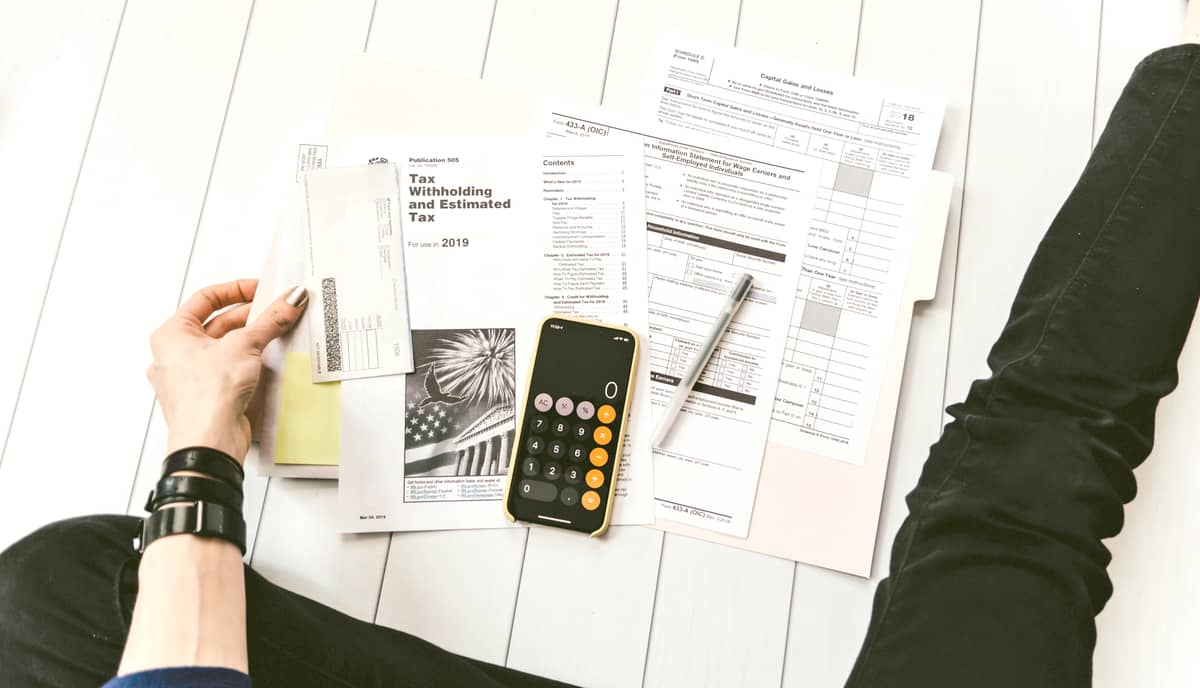 One of the mild-stage symptoms of dementia is difficulty managing finances or daily tasks.