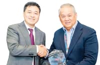 DITO Telecommunity CEO Eric Alberto accepts the award for Best Digital Experience Platform from Whale Cloud Global CEO Mr. Ben Zhou.