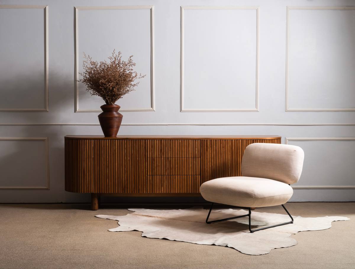 Alva Buffet Large, Dalvo Slipper Chair.