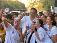 MUNTINLUPA City Mayor Ruffy Biazon obliges his constituents’ request for a picture during a visit
to Purok 6 in Barangay Sucat.