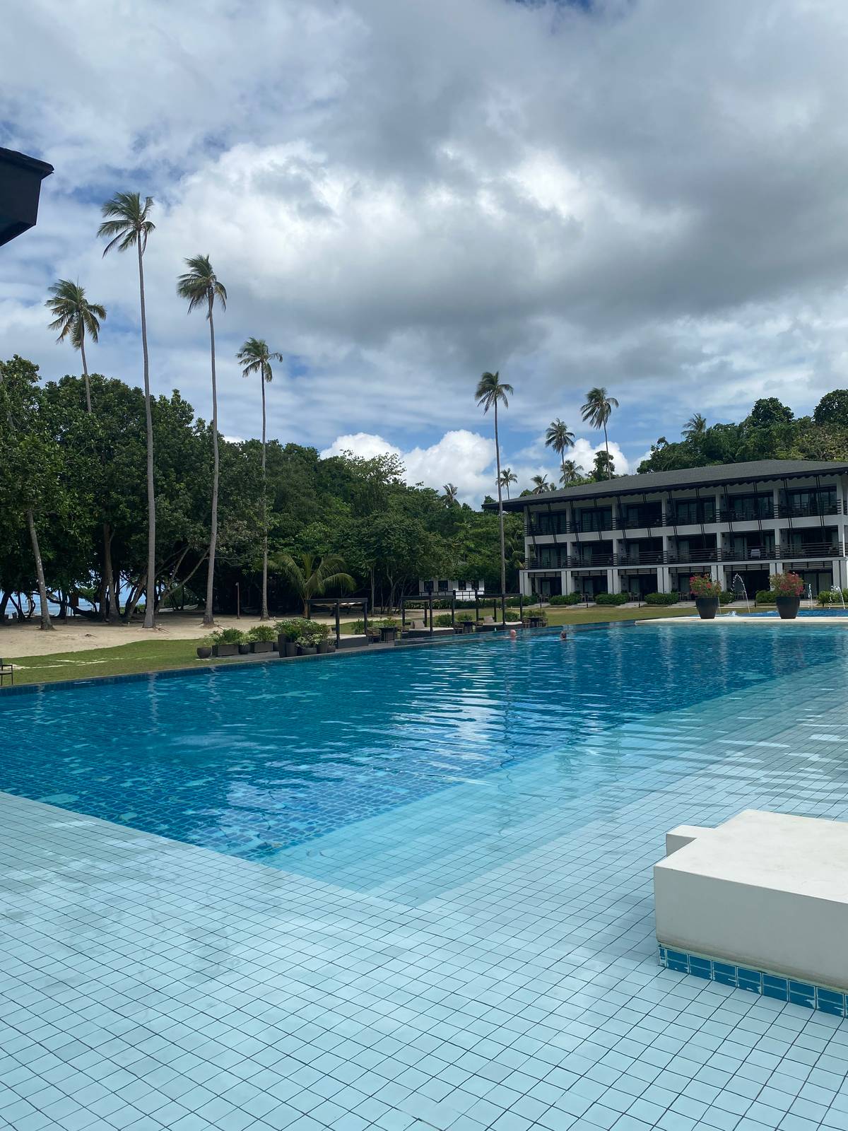 Paradise found, relaxing pool with breathtaking El Nido view.
