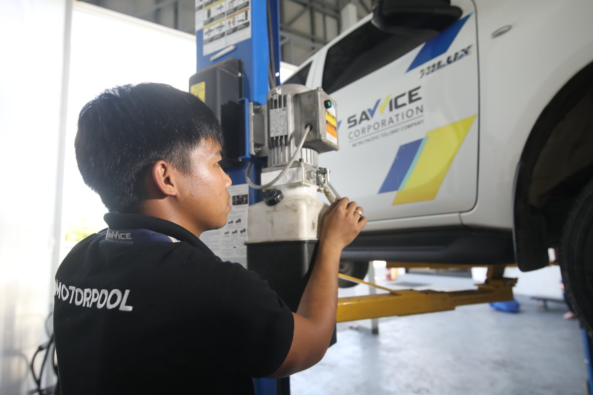 A technician of SAVVICE ensures top-quality maintenance and reliability for their fleet services.
