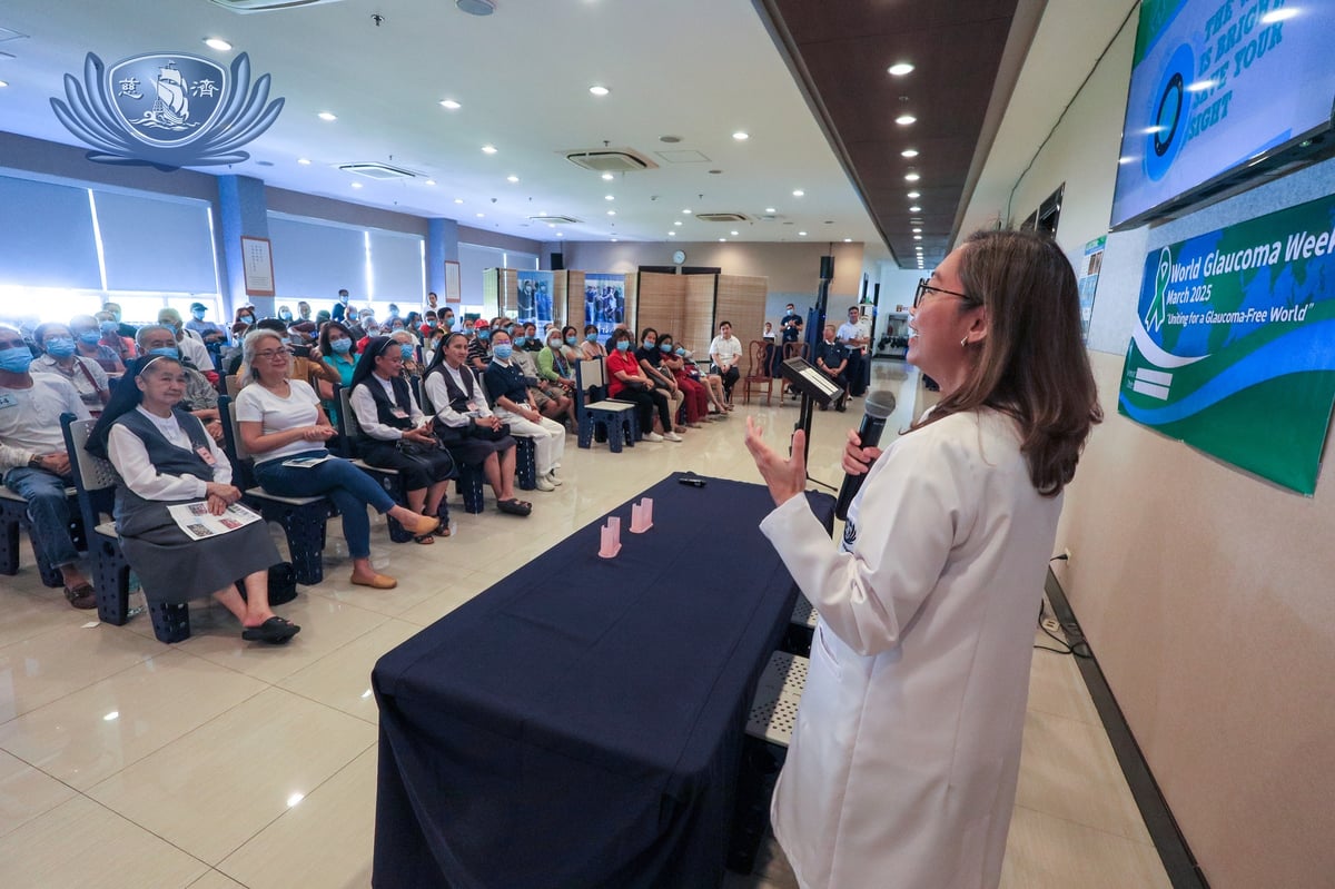 DR. Maria Catherina Coronel-Nasol (right) and Dr. Cathleen Joyce Villafuerte (hidden) give a lecture on glaucoma to patients and volunteers at the Tzu Chi Eye Center.