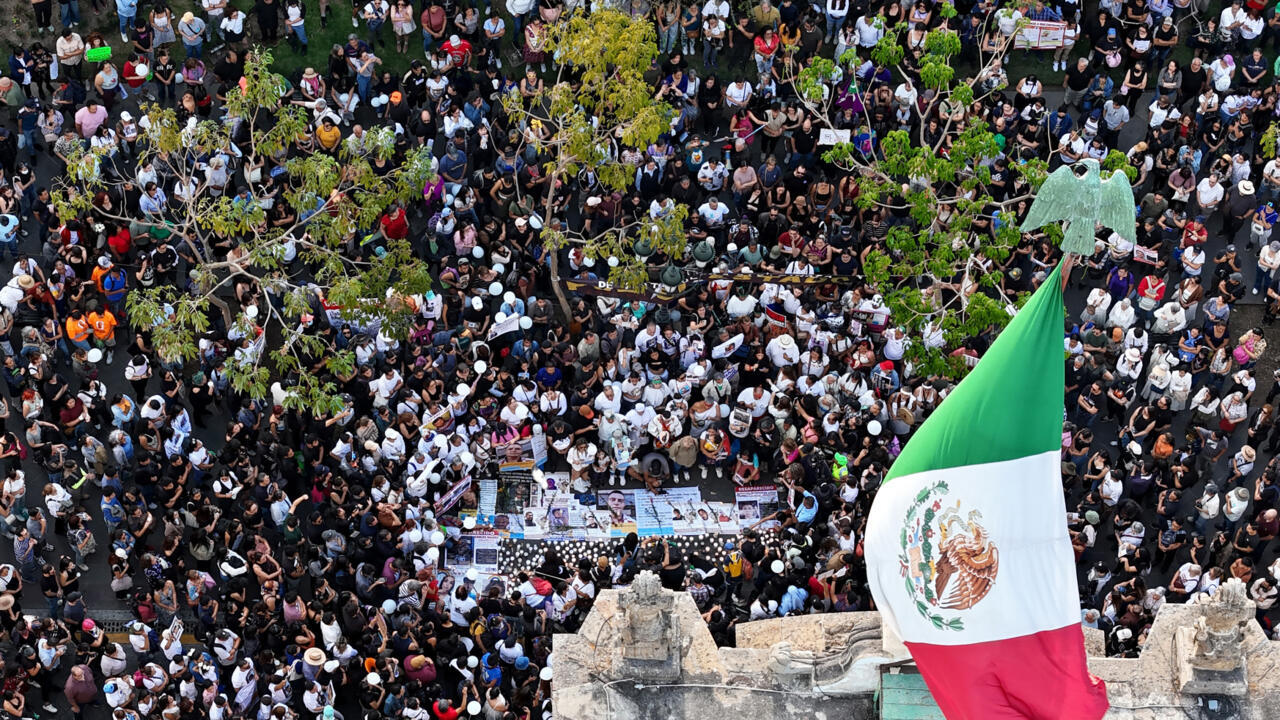 Mexicans protest drug cartel mass grave 