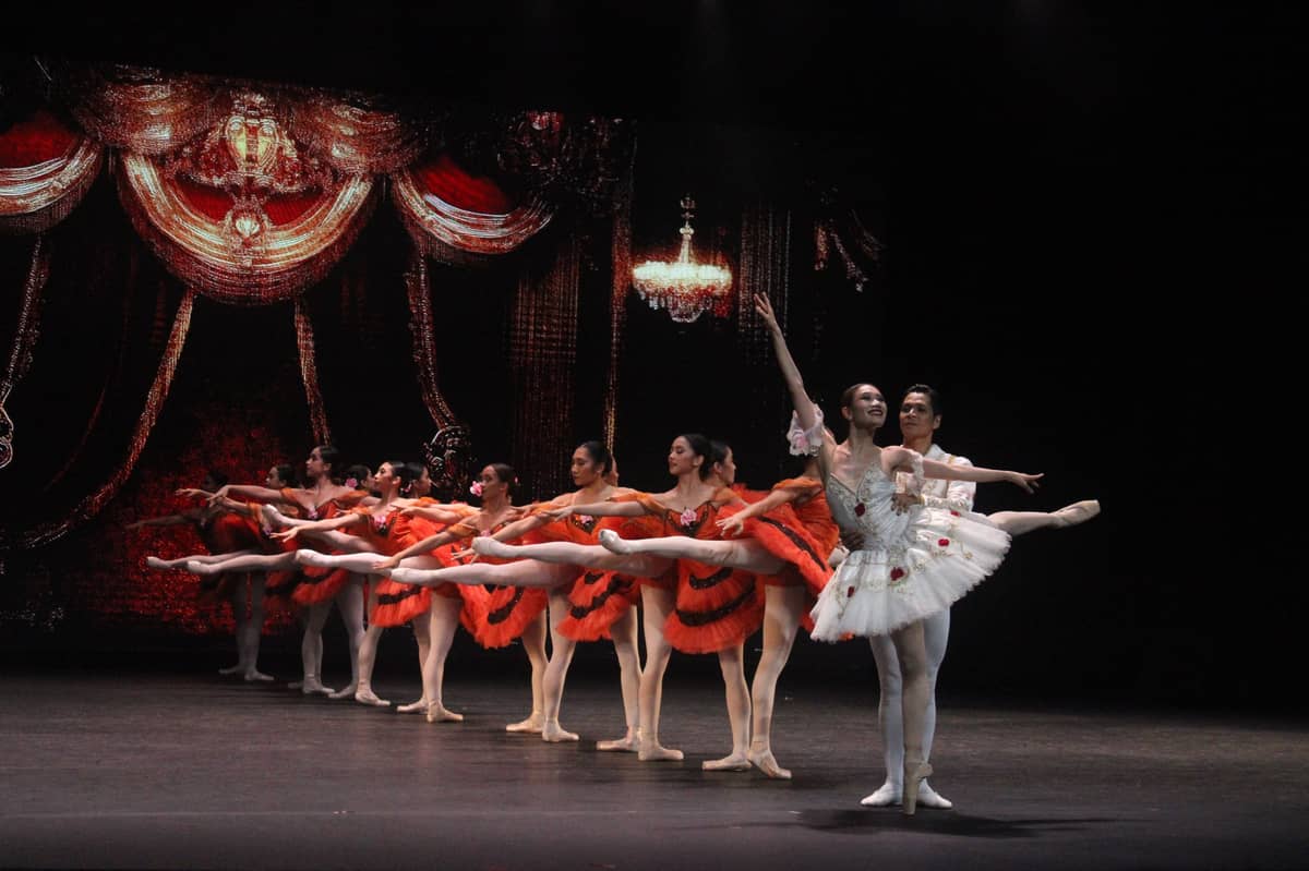 Ballet Manila principal dancer Abigail Lynn Oliveiro as Paquita with principal dancer Junmark Sumalyo as Lucien d’Hervilly and Ballet Manila’s corps de ballet.