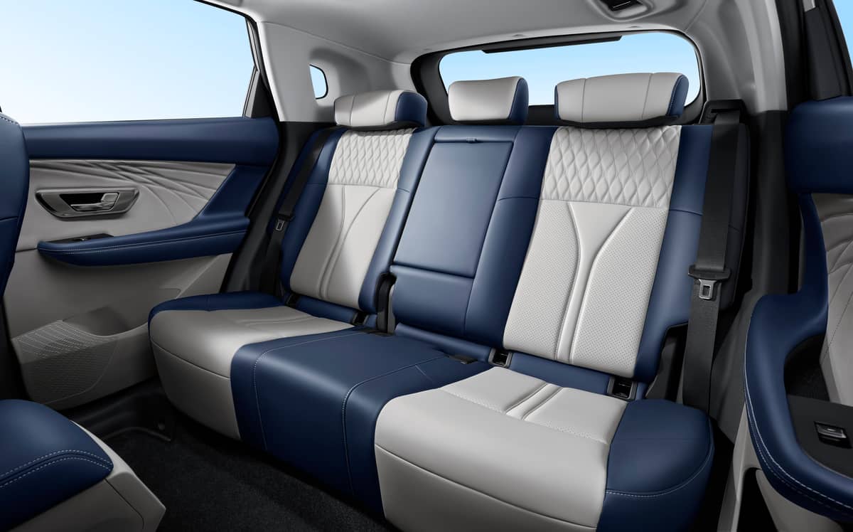 Even on longer trips, passengers can travel in comfort, thanks to the roomy rear compartment of the Aeolus Huge Hybrid.