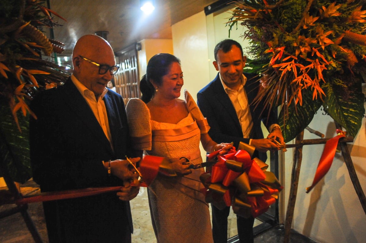 Ernest Escaler, First Lady Liza Araneta-Marcos and Jaime Ponce de Leon during the ribbon cutting.