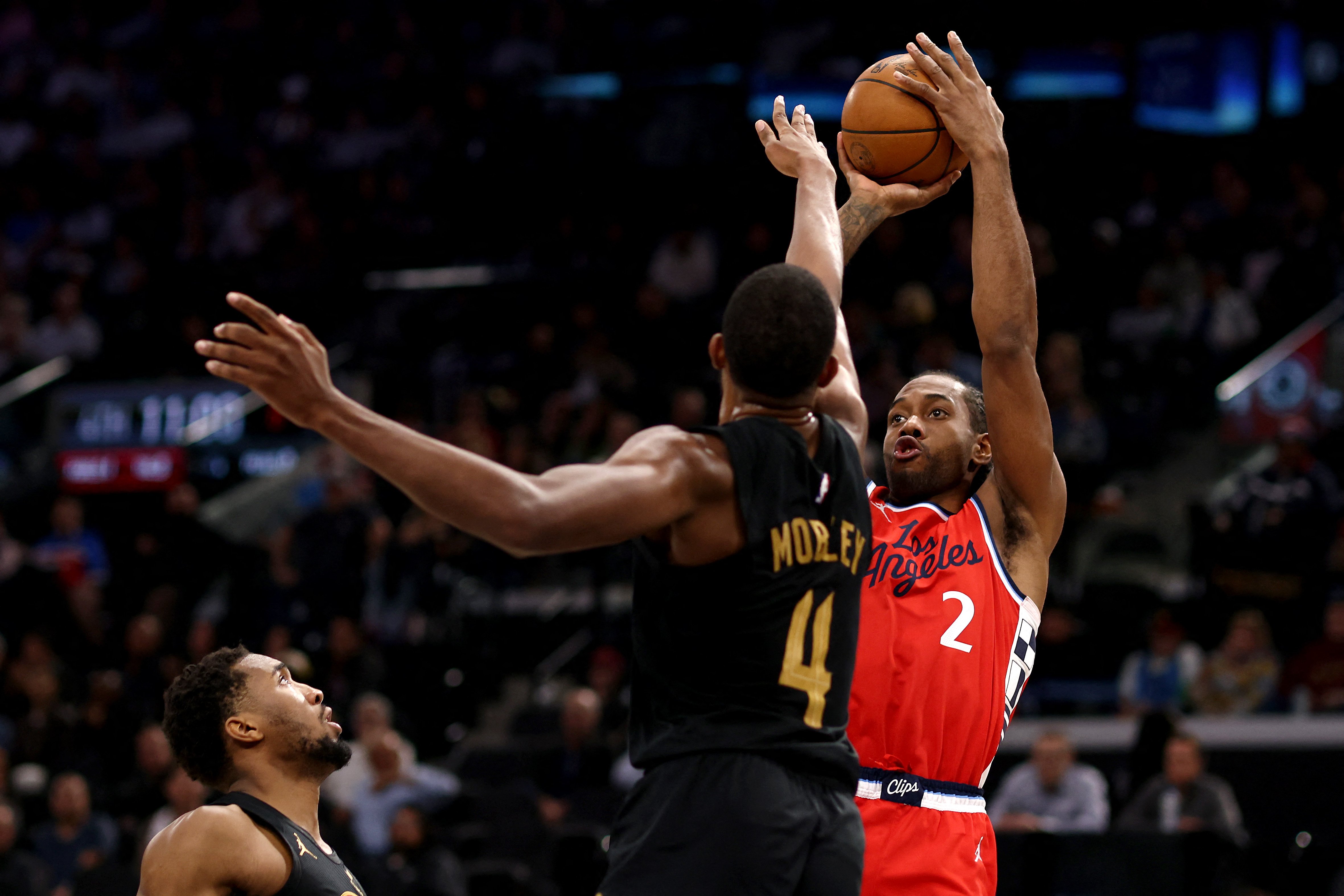 BIRTHDAY BLAST: Clippers add to Cavs’ woes; Curry-less Warriors win