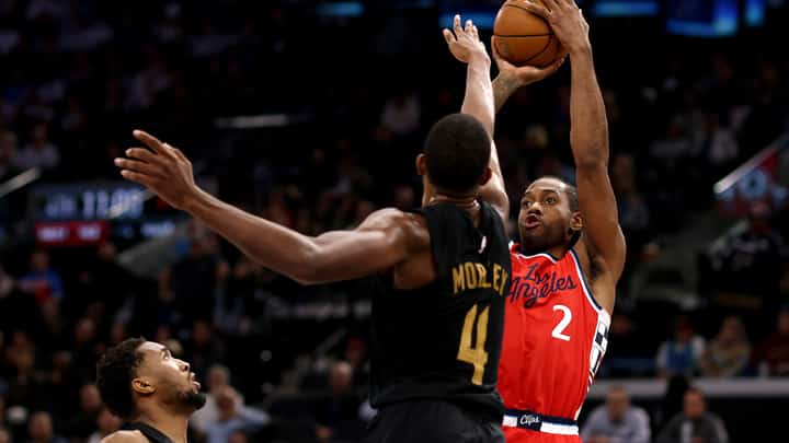 Kawhi Leonard drops 33 points to lead the Los Angeles Clippers to a 132-119 win over the Cleveland Cavaliers in the NBA regular season.