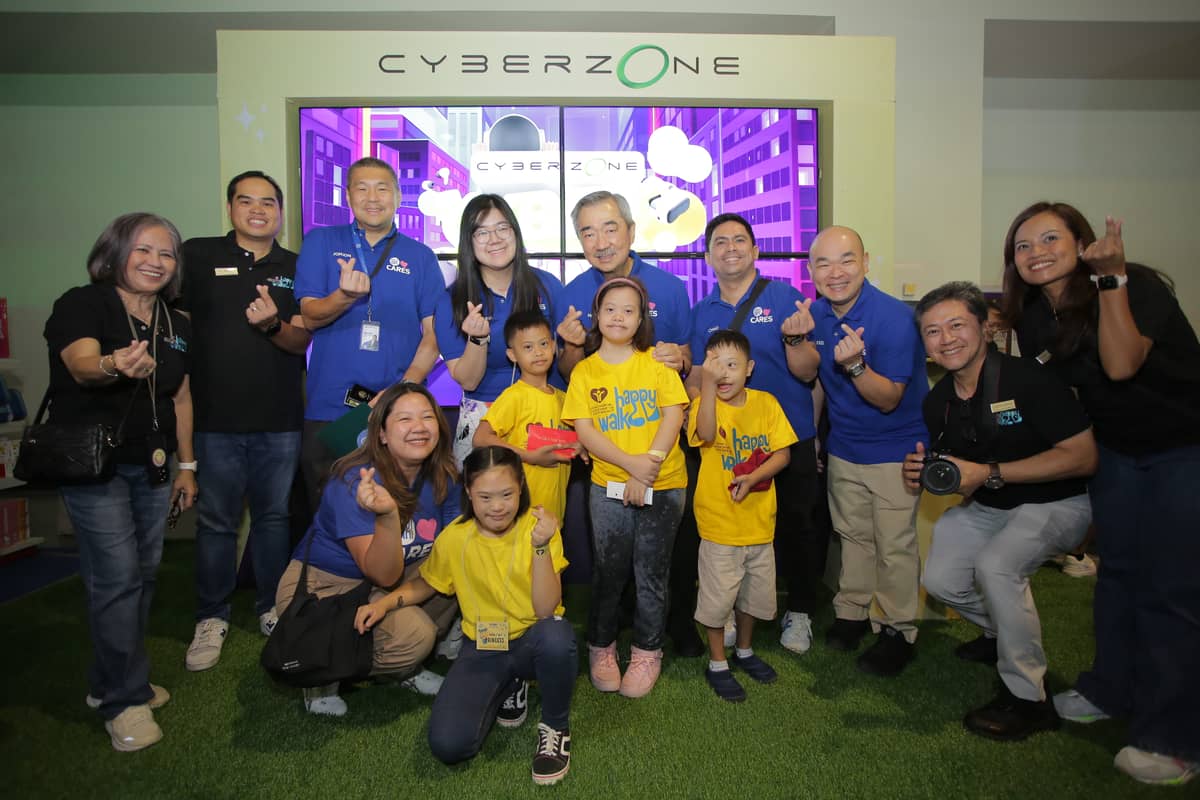 SM Prime Chairperson Hans Sy, together with SM Cares and DSAPI members, celebrate the success of last year’s Happy Walk event.