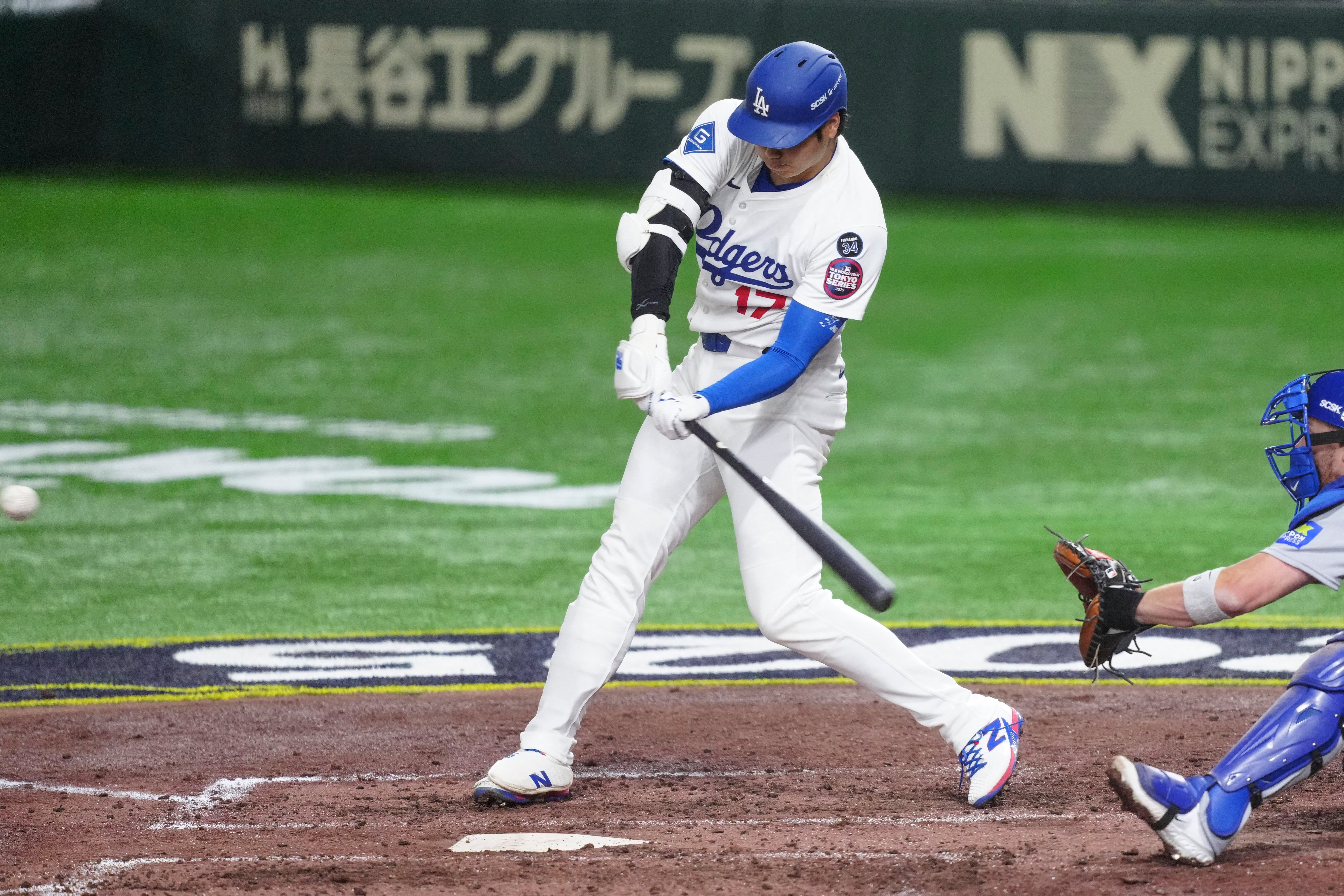 Shohei Ohtani hits a home run in the fifth inning to help the Los Angeles Dodgers complete a two-game sweep of the Chicago Cubs in the MLB season opener.