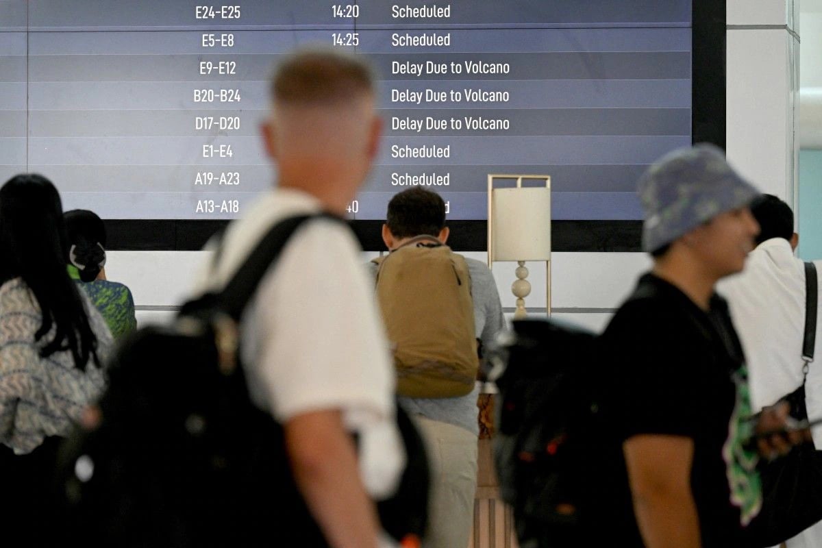 Indonesia eruption cancels flights