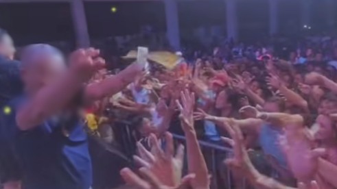 Comelec not touching poll bet’s bill-throwing stunt