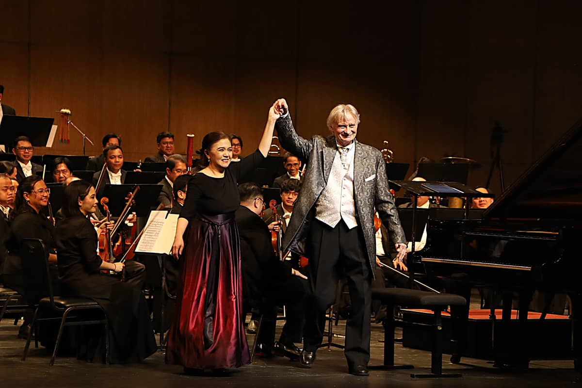 Nowak raises the hand of the featured artist.