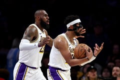 RAGING BULLS: Chicago ruins LeBron’s return