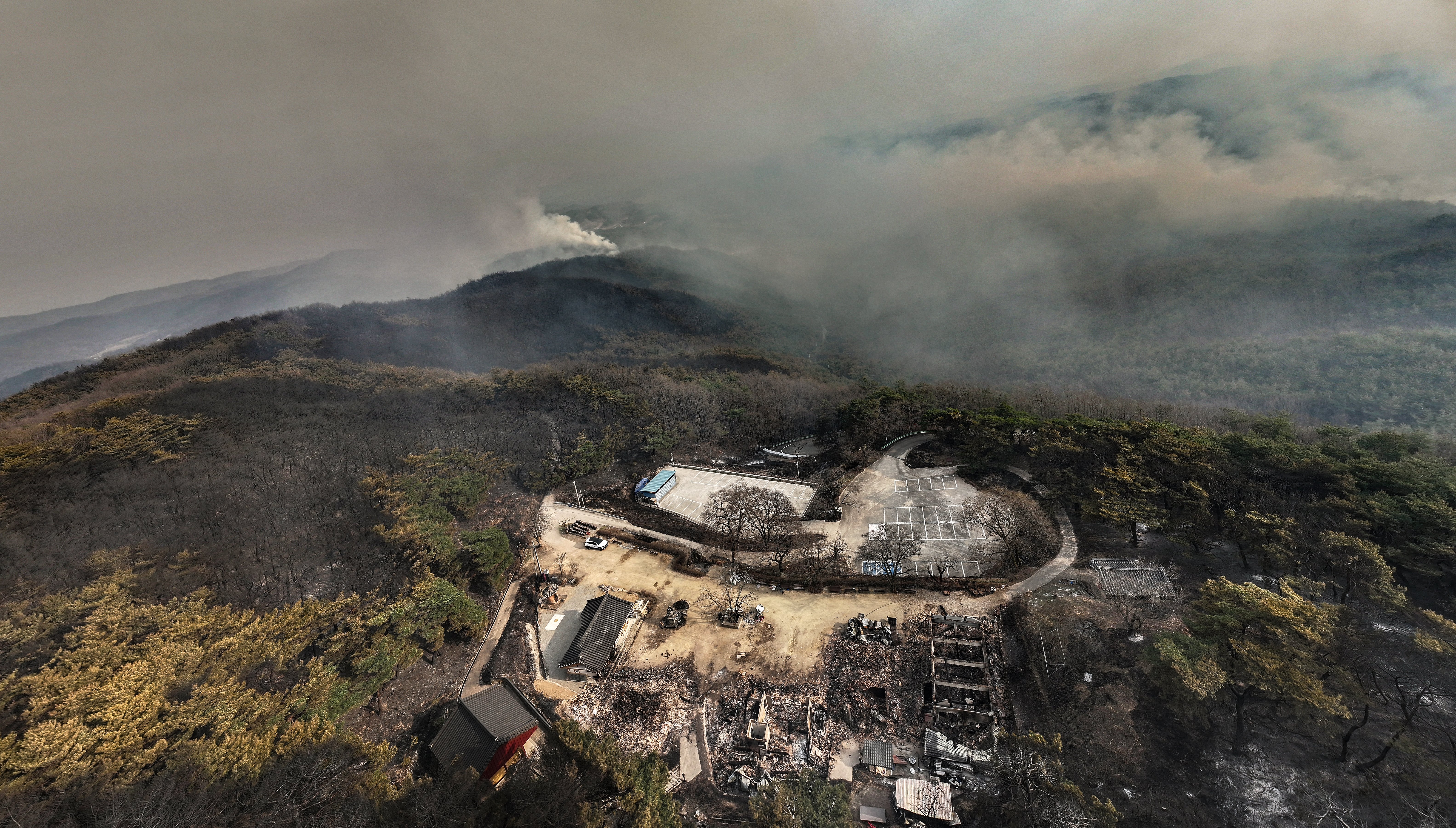 4 killed in South Korea wildfire, hundreds told to evacuate