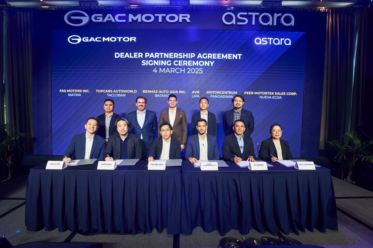 Along with GAC Motor Philippines officials, dealer principals and Dingdong Dantes, brand ambassador; Luis Torres, country manager of Astara Philippines; and Sam Chu, general manager for Asia Region at GAC International, preside over the formal dealer signing event.