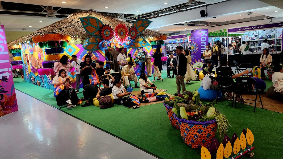 PBF’s centerpiece is a large hut embellished according to the practice of pagpapahiyas.