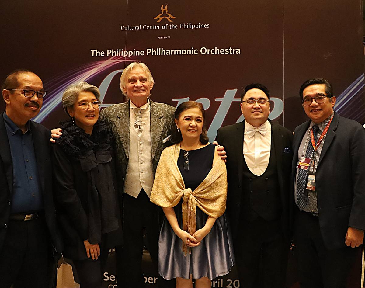 Critic Pablo Tariman (left), Irene Marcos (second from left) and CCP VP and artistic director Dennis Marasigan (right) join the performers for a photo.